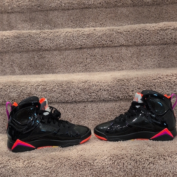Jordan Kids Black and Red Sneakers - Picture 4 of 6